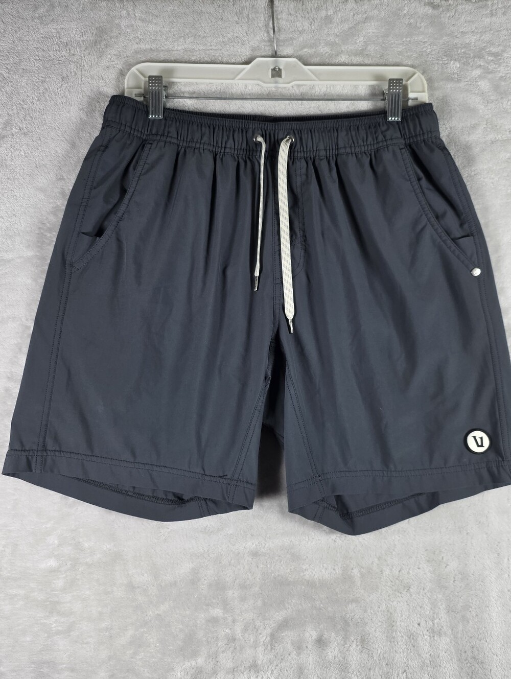 Vuori Kore Shorts Mens Large Unlined Dark Gray Pull On Athletic 7.5” Inseam